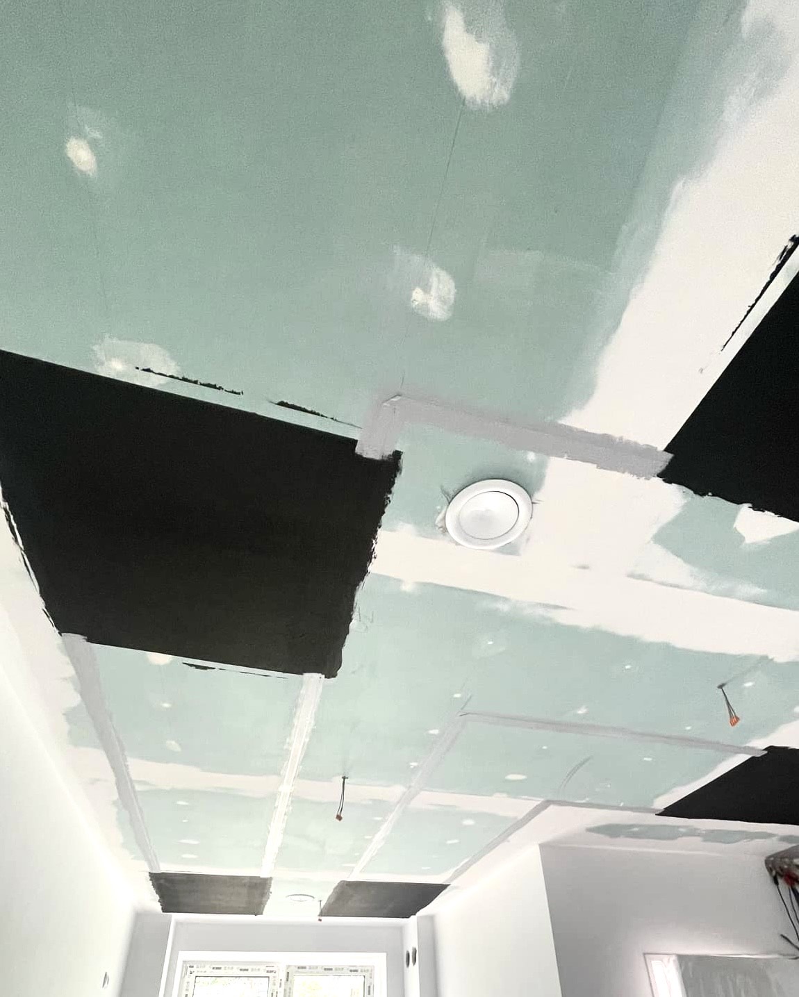 Farba grzewcza (przewodnik) została zaaplikowana w wyznaczonych polach grzewczych